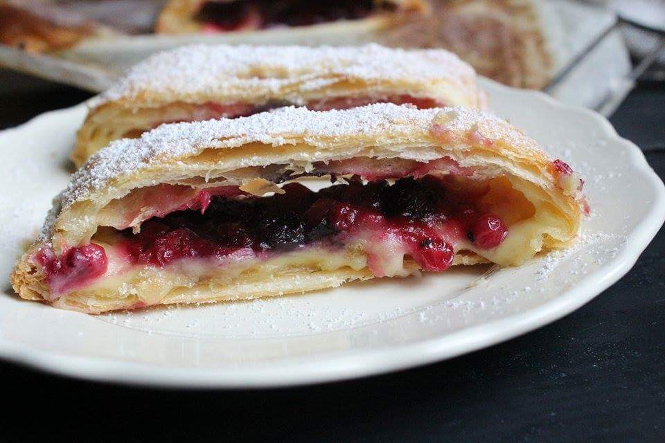Strudel di crema e frutti di bosco