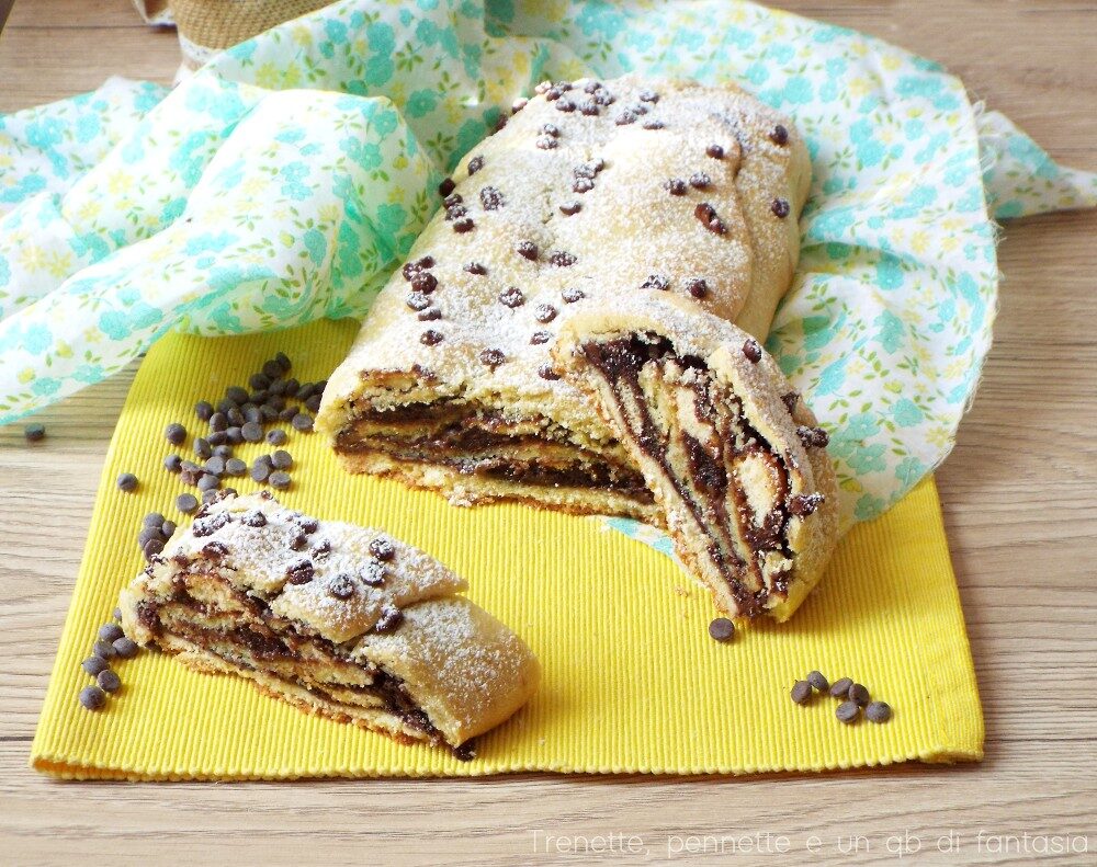 Strudel di frolla con crema di nocciola e savoiardi