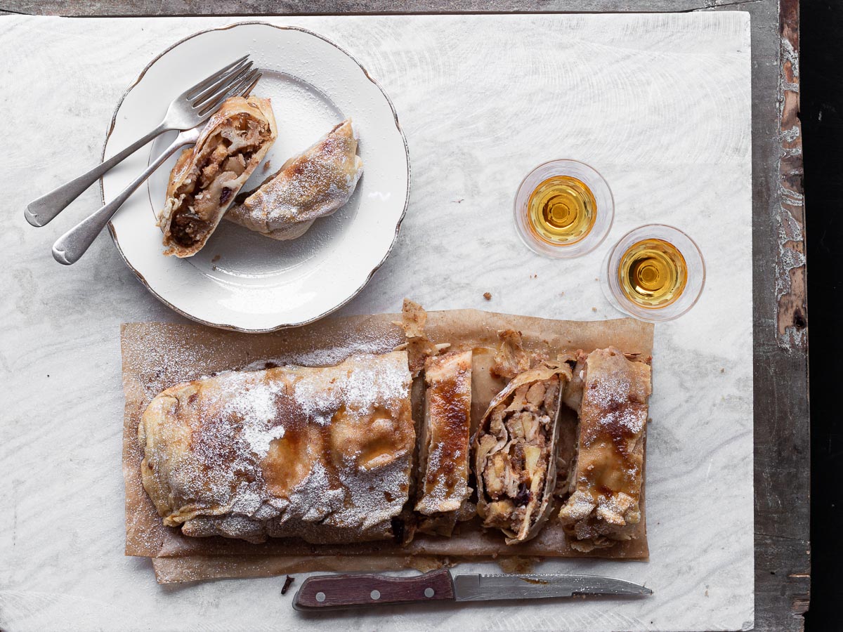 Strudel di mele con fichi secchi, mandorle e scorze d’arancia candite