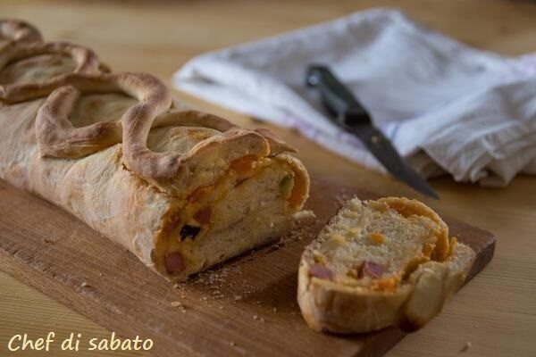 Strudel di pasta di pane con ricotta e verdure