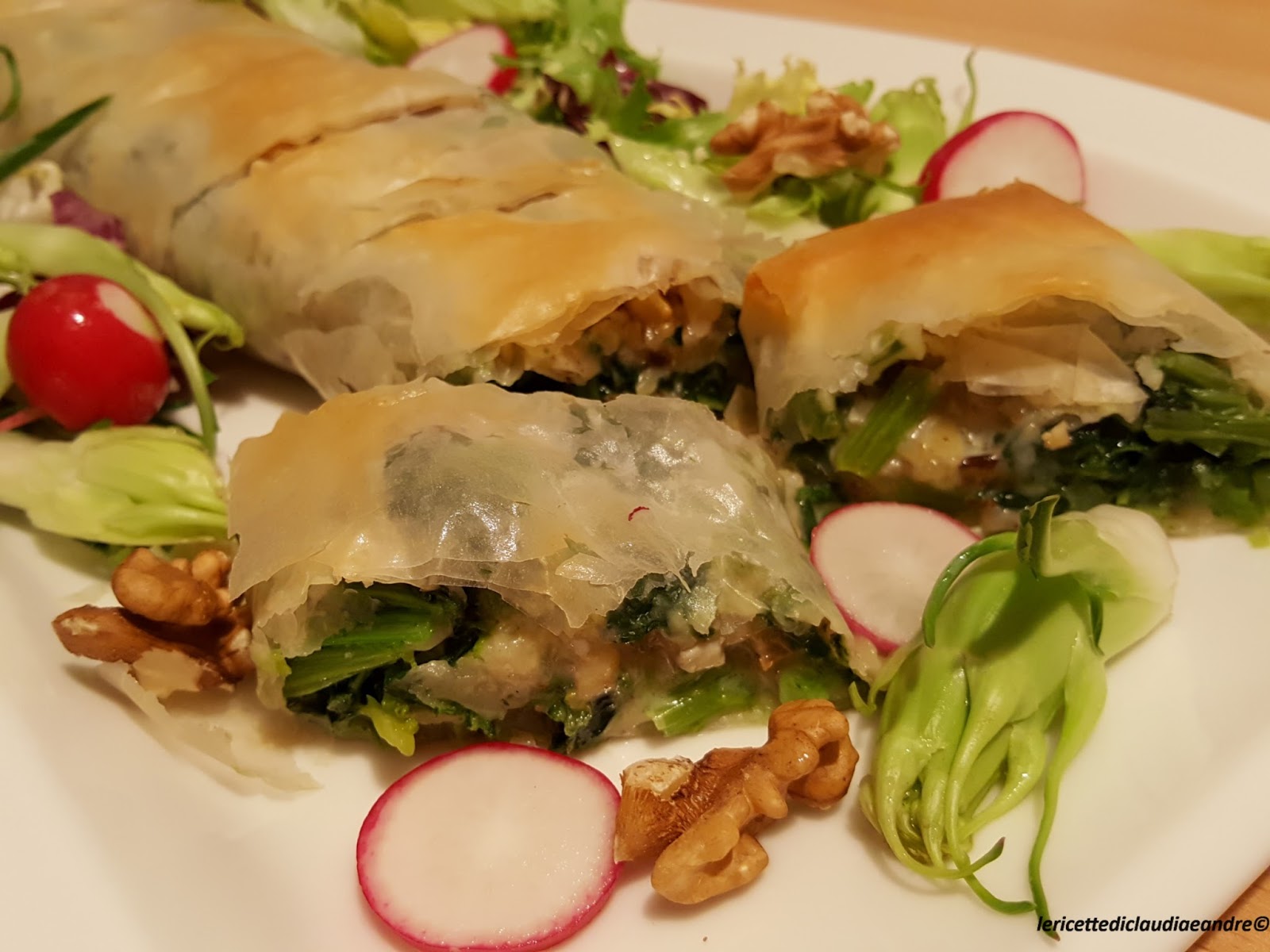 Strudel di pasta fillo con cime di rapa, gorgonzola e noci