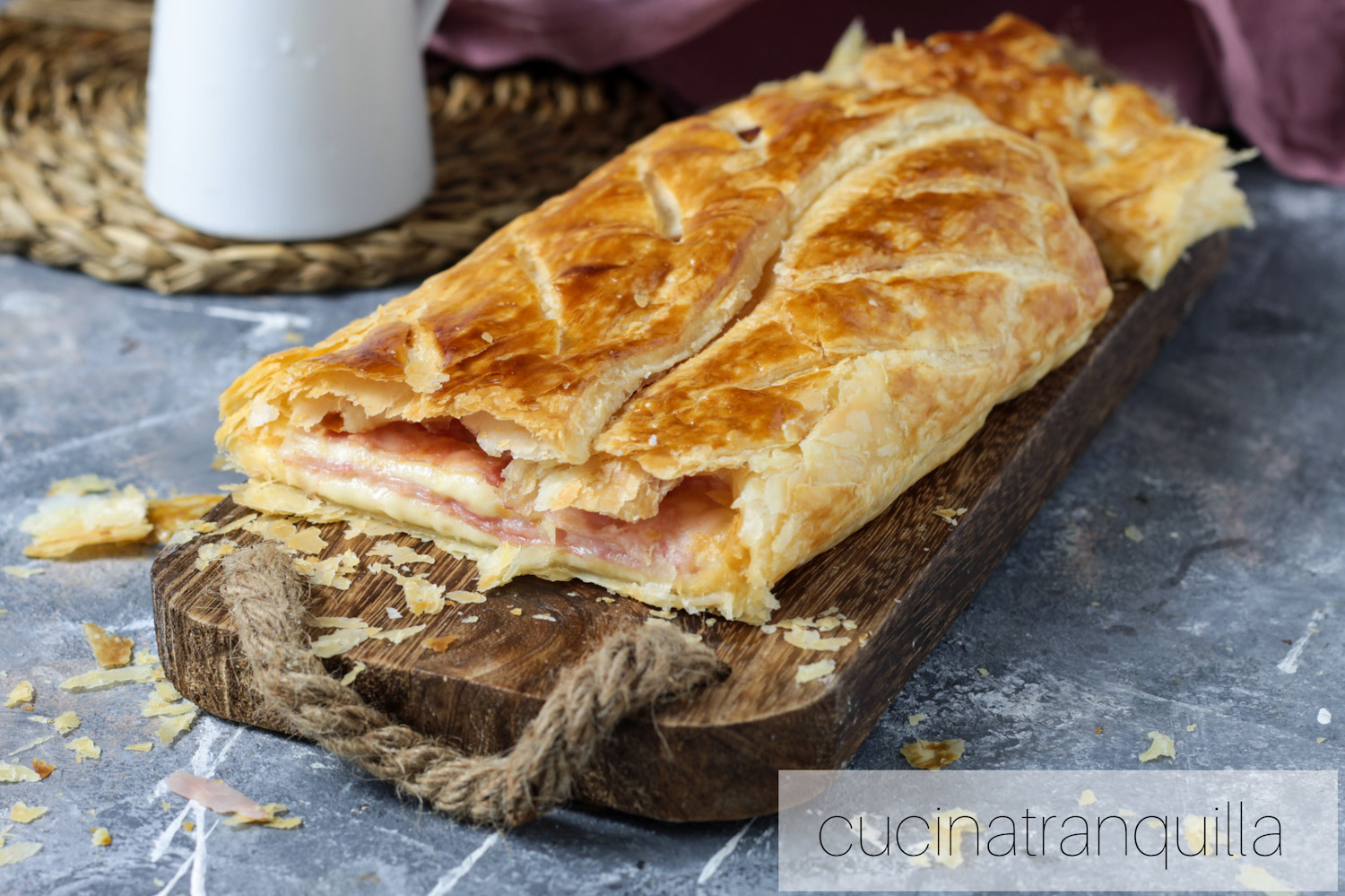 Strudel di pasta sfoglia con prosciutto cotto
