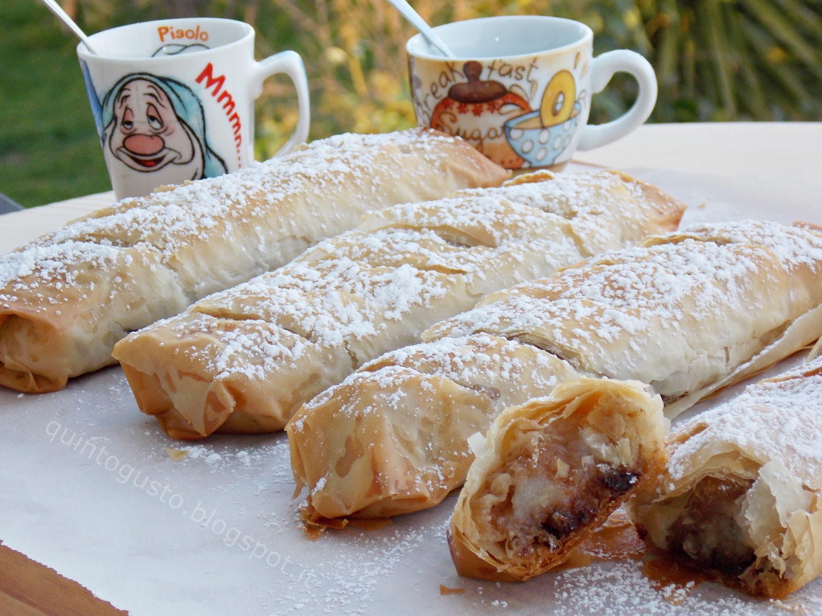 Strudel di pere e gocce di cioccolato in pasta fillo