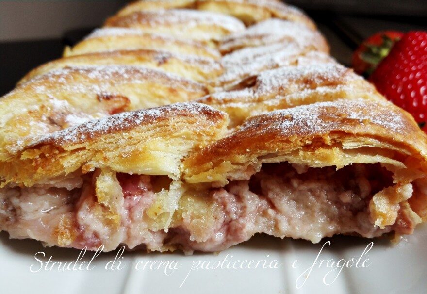 Strudel di sfoglia con crema pasticceria e fragole