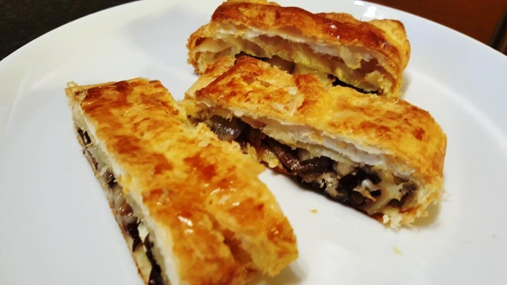 Strudel di sfoglia con radicchio e brie