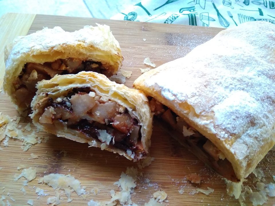 Strudel di sfoglia pere e cioccolato
