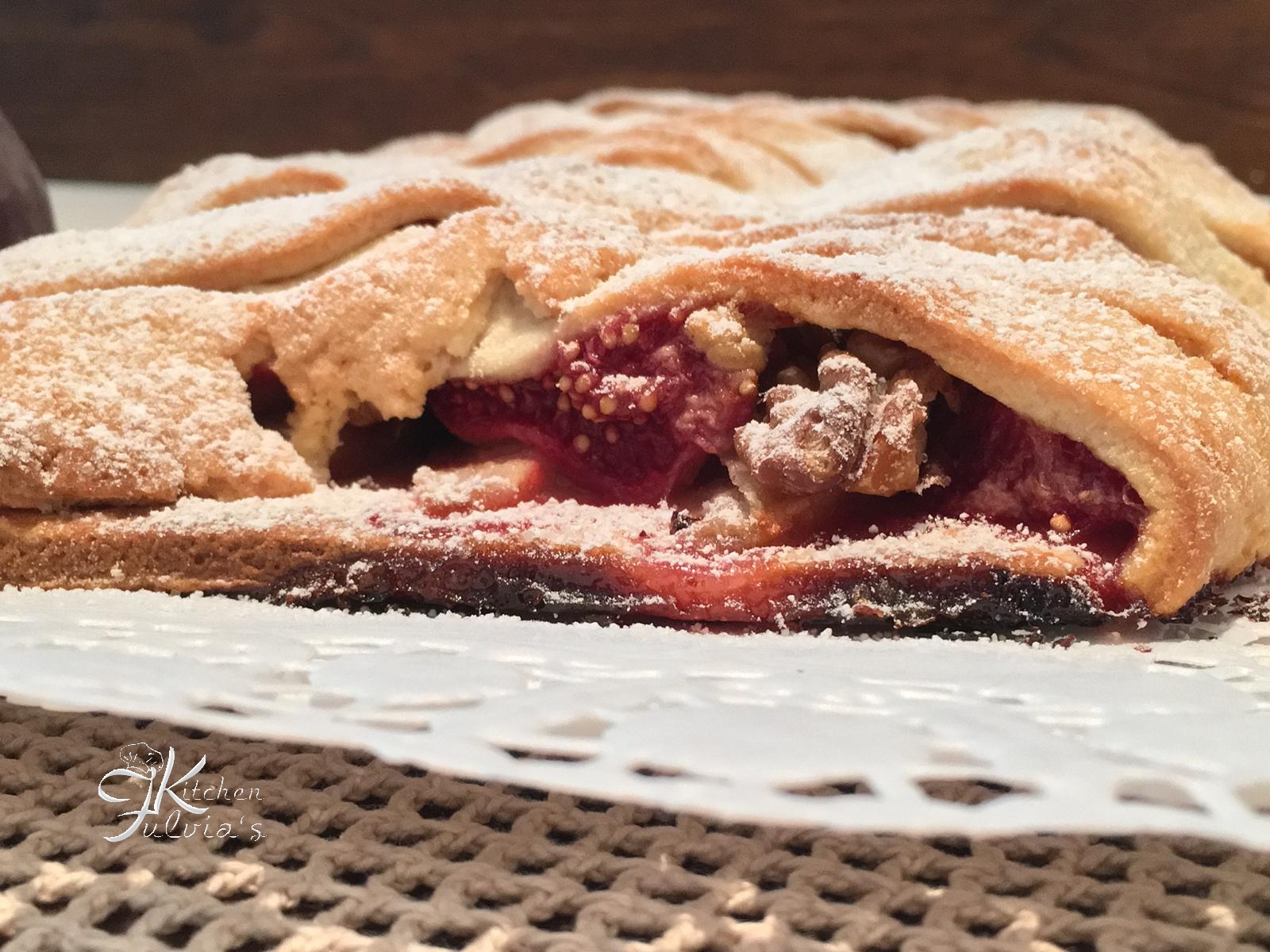 Strudel ripieno di fichi, pere e noci