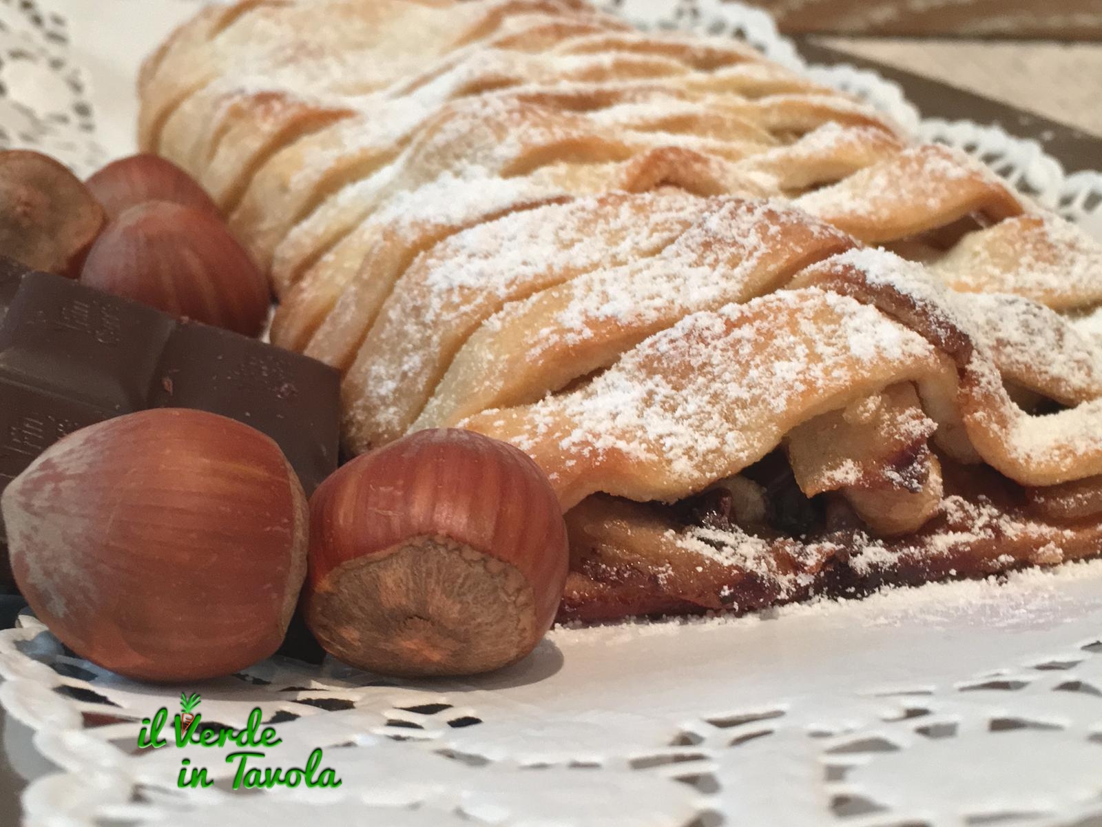 Strudel ripieno di pere, cioccolato e nocciole