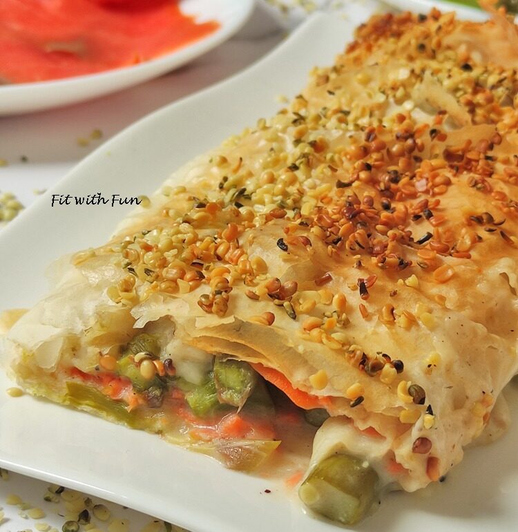Strudel rustico di pasta fillo con salmone asparagi e besciamella