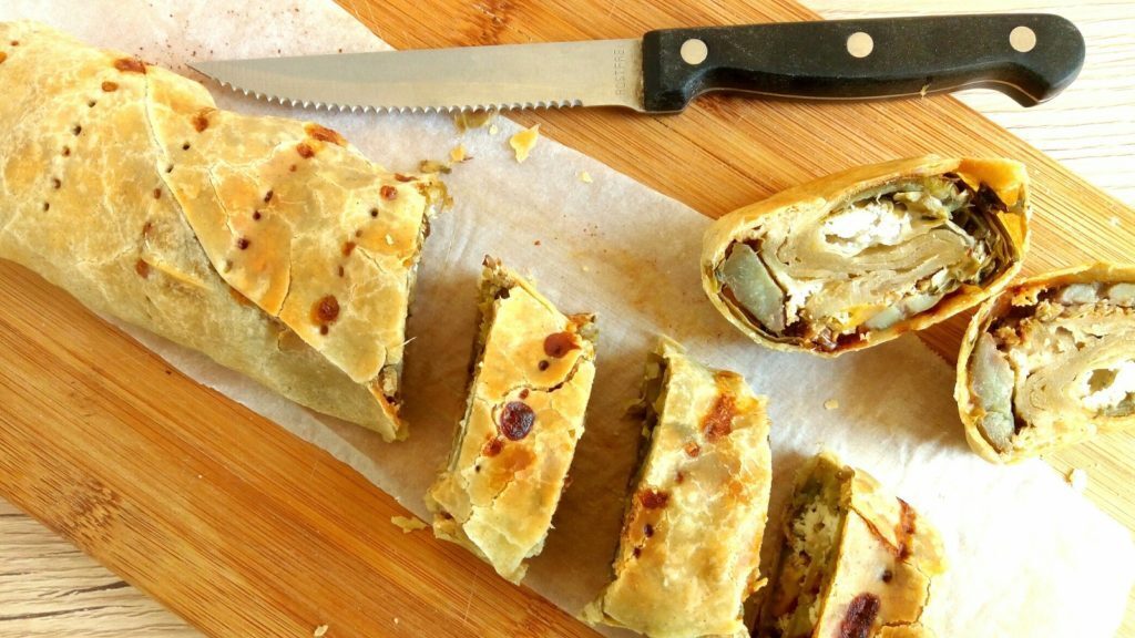 Strudel salato con carciofi e caprino