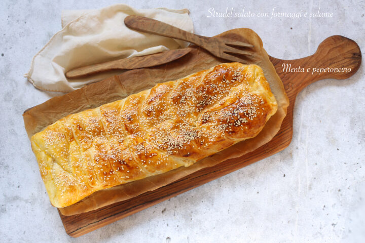 Strudel salato con formaggi e salame