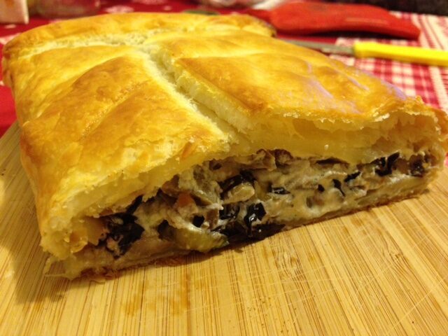 Strudel salato con funghi e radicchio