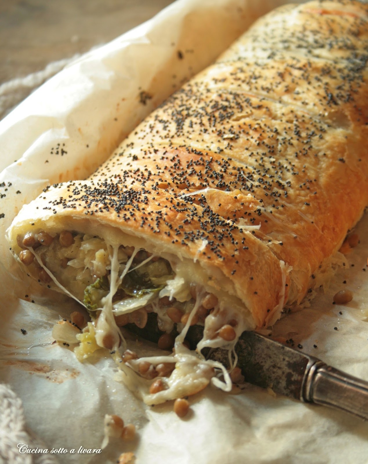 Strudel salato con lenticchie del colle  e verza stufata