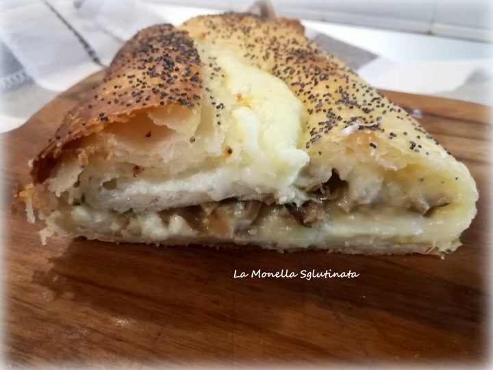 Strudel salato con patate funghi e robiola