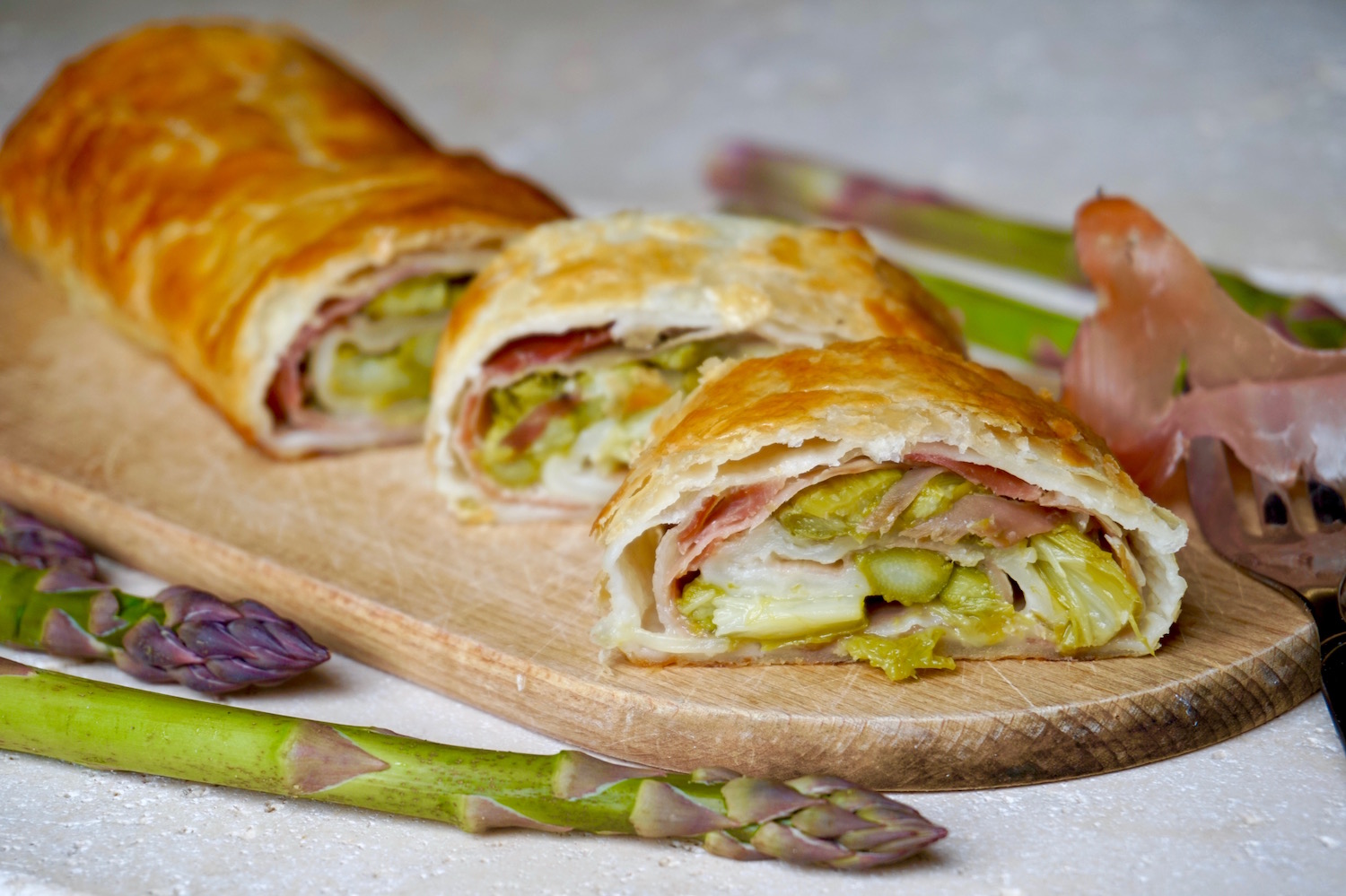 Strudel salato con speck e asparagi