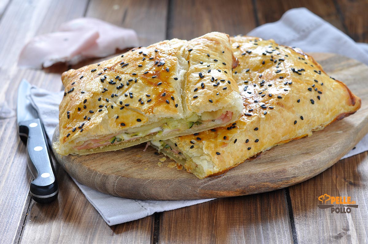 Strudel salato con zucchine, mortadella e provola