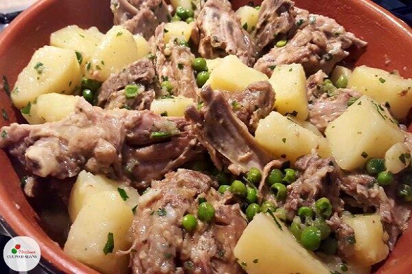 Stufato di agnello con patate e piselli