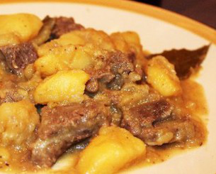 Stufato di patate con fettine di carne al limone infarinate