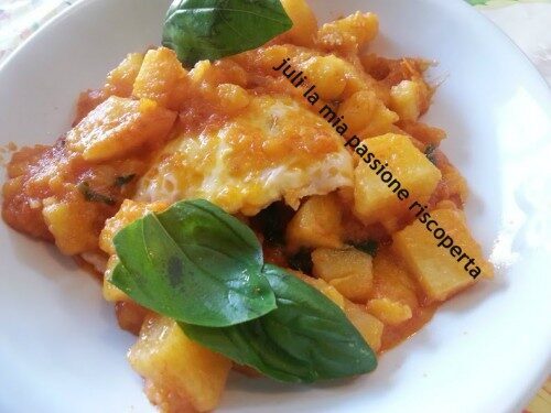 Stufato di uova e patate pomodori basilico uova fresche olio di oliva