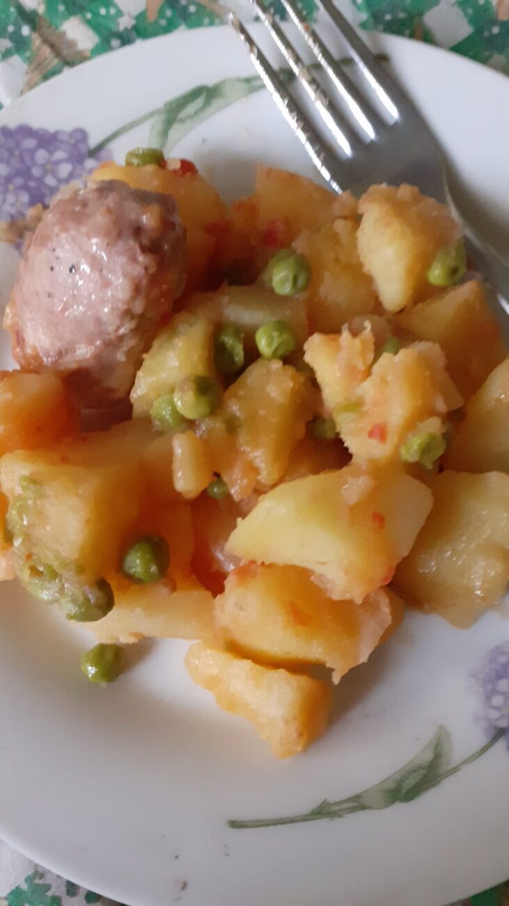 Stufato salsiccia , patate e piselli