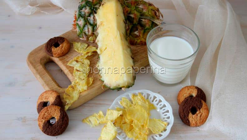 Stuzzicando l’appetito con le chips di ananas essiccate