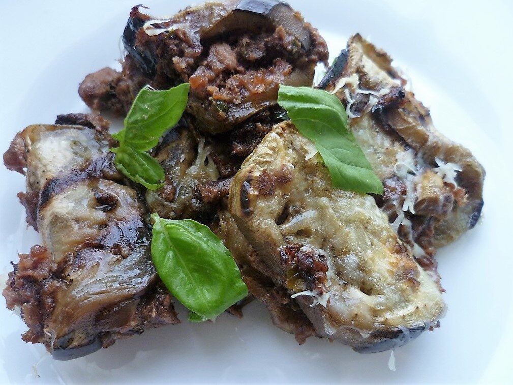 Stuzzichini di melanzana con tonno e olive nere