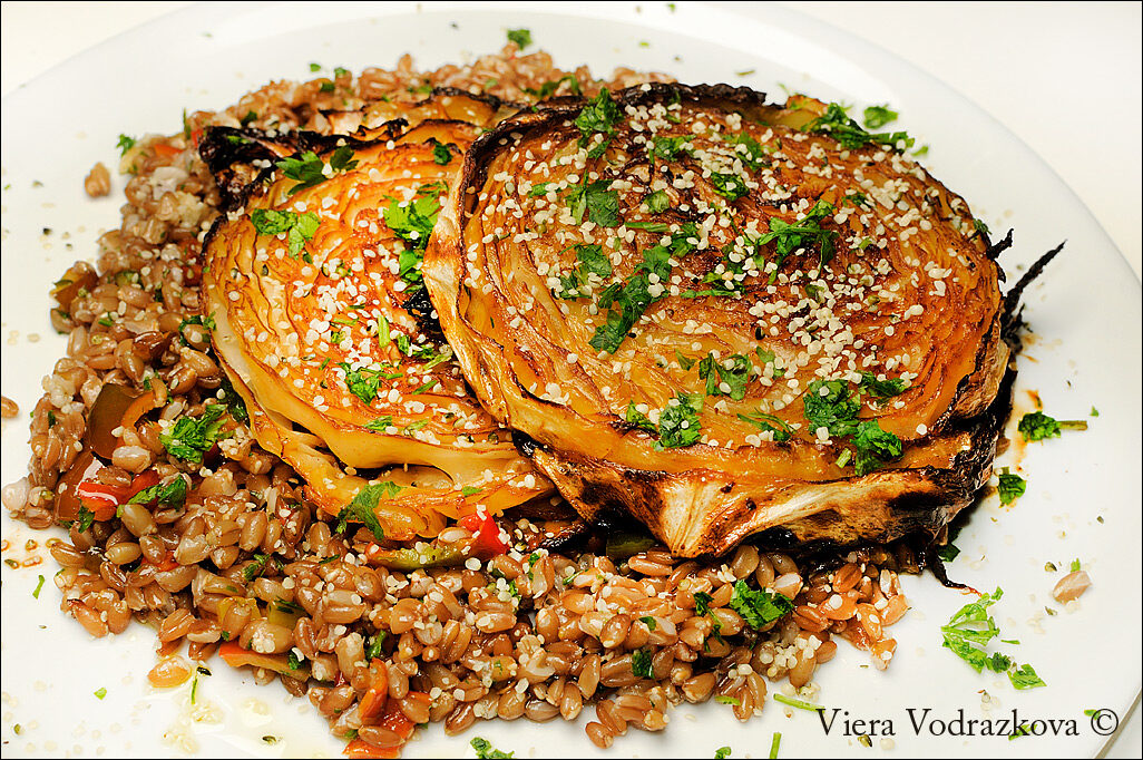 Succulento steak di cavolo capuccio al forno
