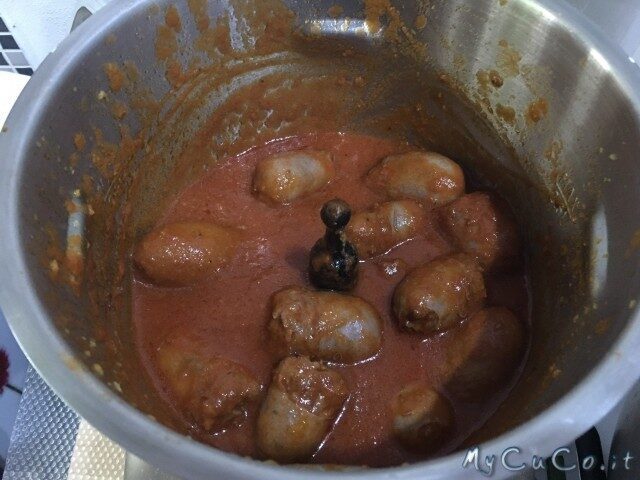 Sugo con salsicce, condimento per polenta con il cuco