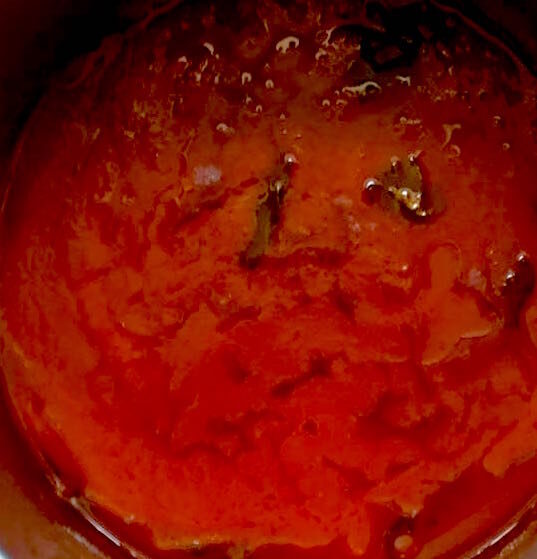 Sugo di conserva di pomodoro con cipolla e basilico