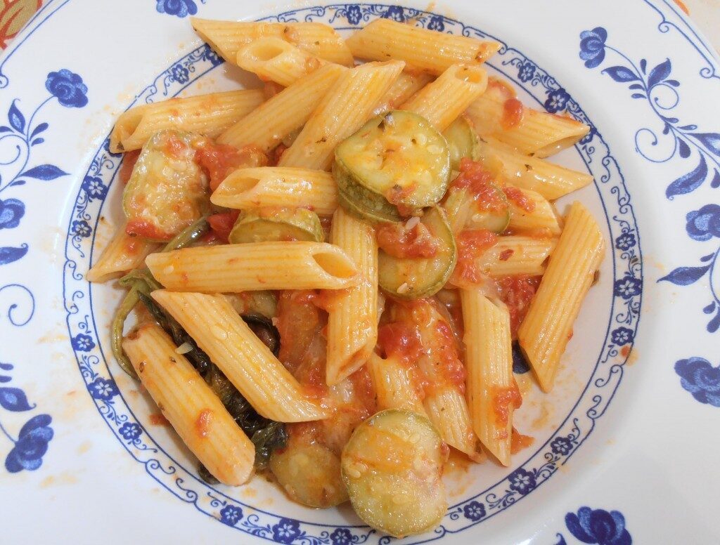 Sugo di zucchine, pomodori freschi e foglie di basilico.
