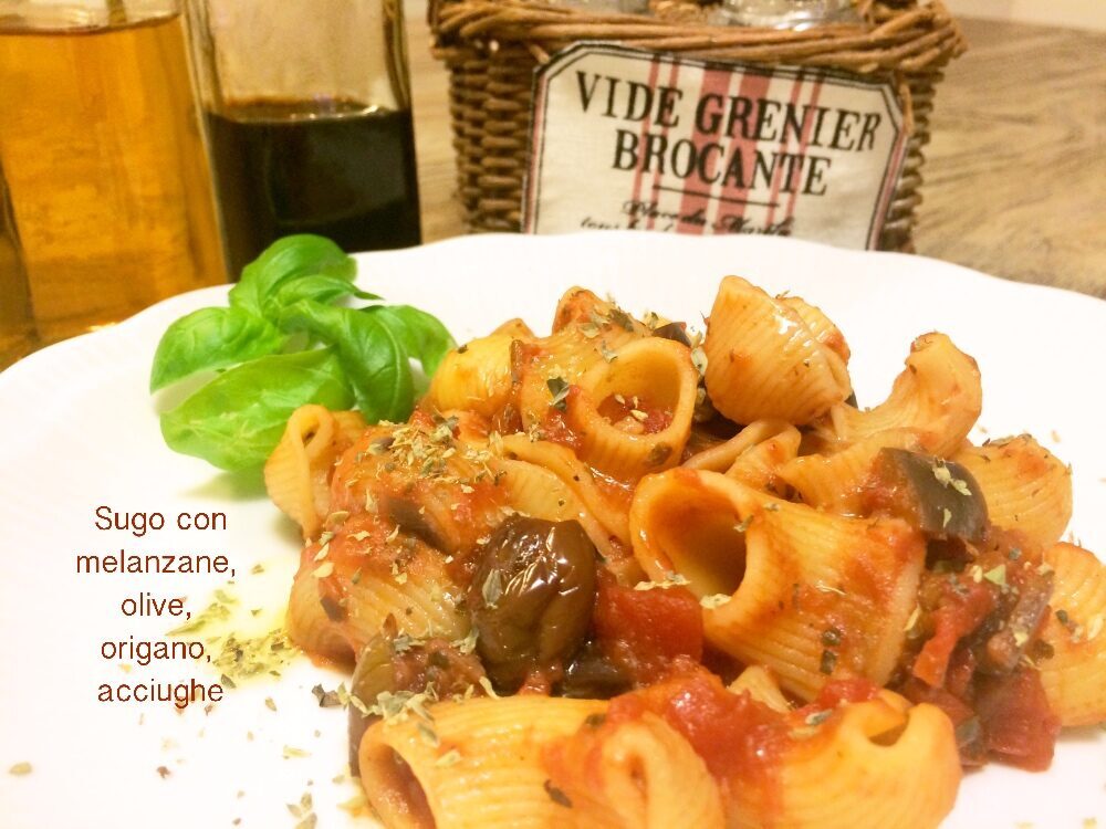 Sugo melanzane, olive, origano e acciughe