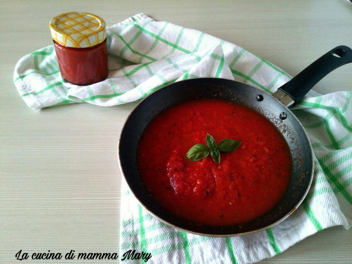 Sugo pronto di pomodoro e basilico