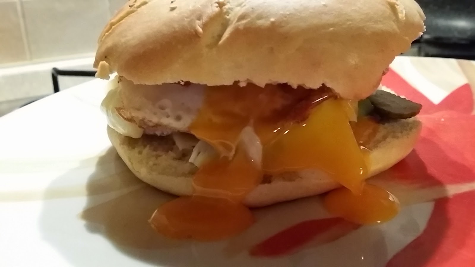 Super cheeseburger con uovo alla piastra stile man vs. food