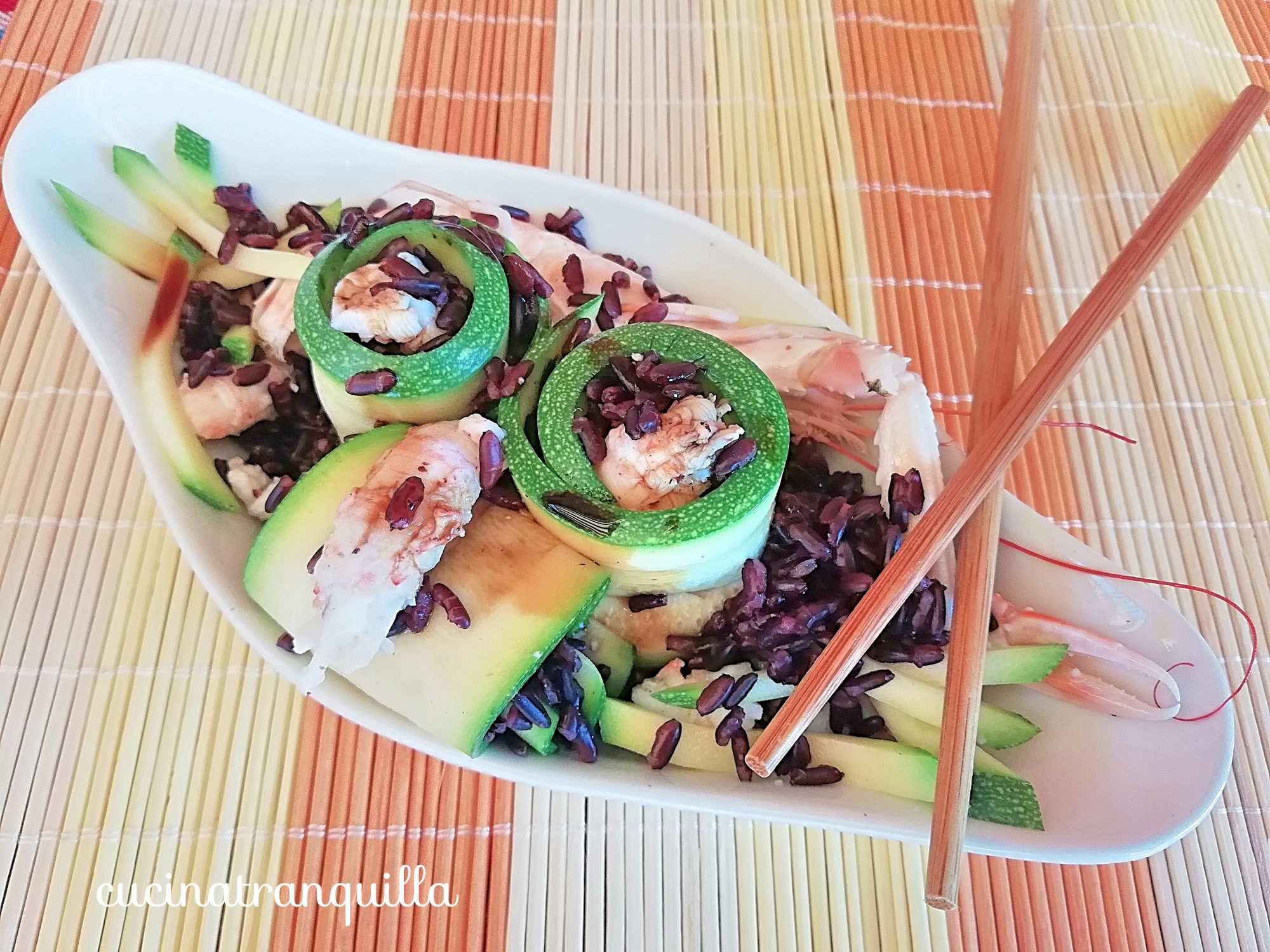 Sushi a modo mio: insalata di riso venere con zucchine e scampi