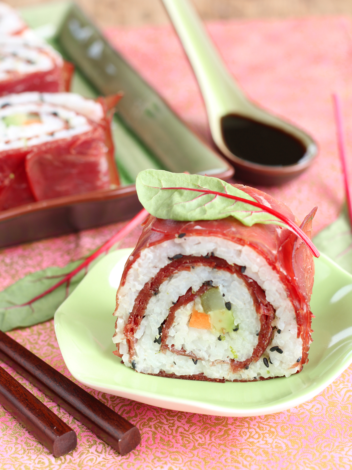 Sushi di bresaola, basmati, avocado e cetriolini