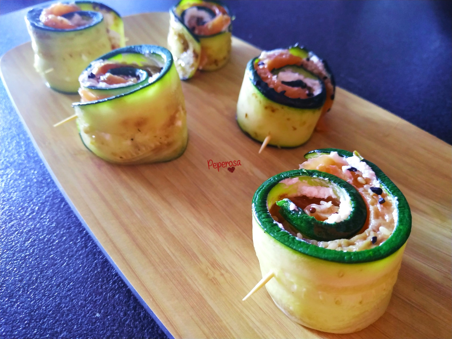Sushi di zucchina, salmone e philadelphia
