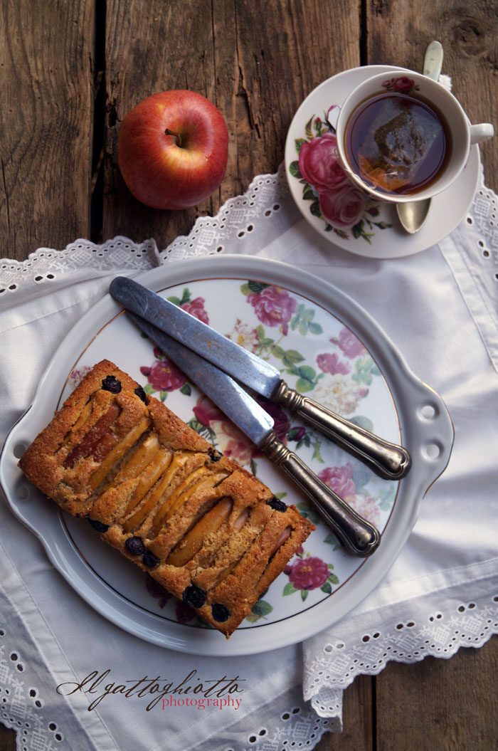 Sweet friday: cake con mele, mirtilli e crème fraiche
