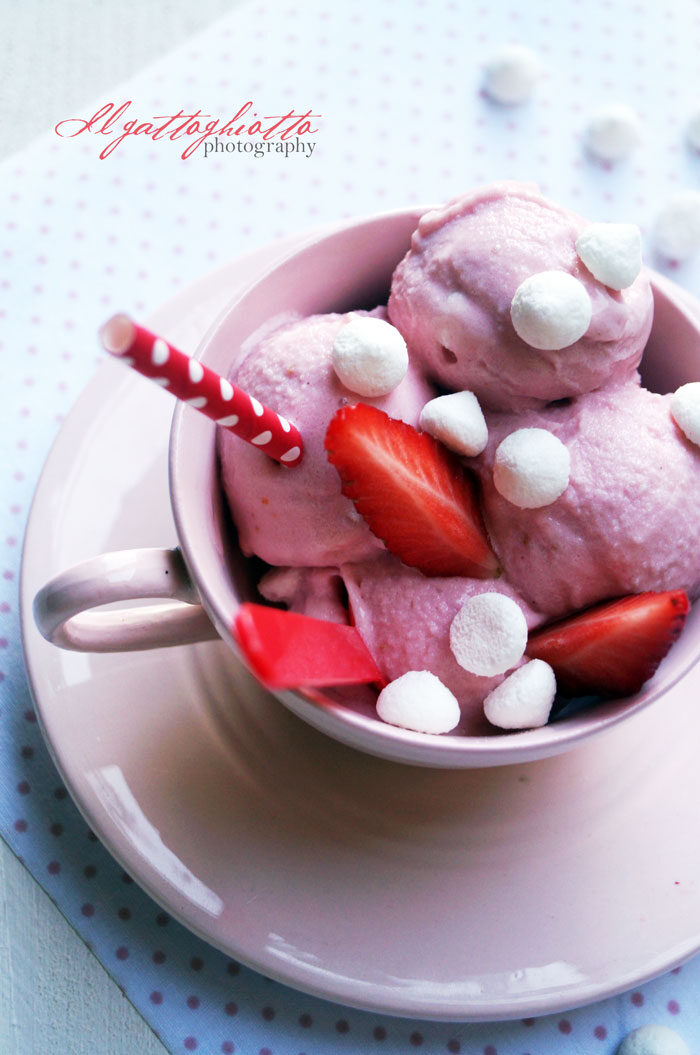 Sweet friday: Gelato (senza gelatiera) alle fragole e meringhette