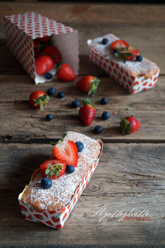 Sweet friday: mini-cakes soffici con fragole e mirtilli