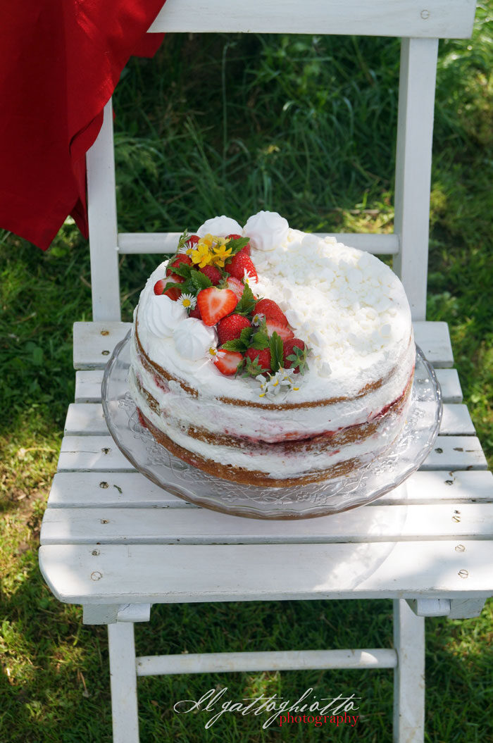 Sweet friday: naked cake fragole, panna e meringa