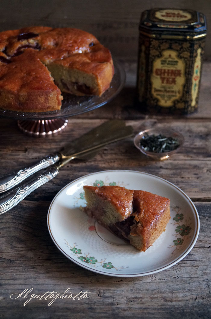 Sweet friday: torta alle prugne sciroppate e tè bianco