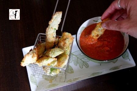 Taccole croccanti in friggitrice ad aria con salsa di pomodorini a crudo