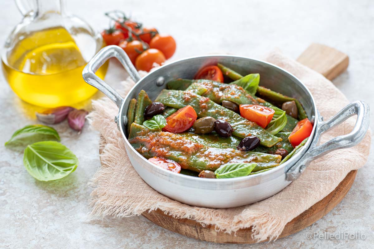 Taccole in padella con pomodori e olive