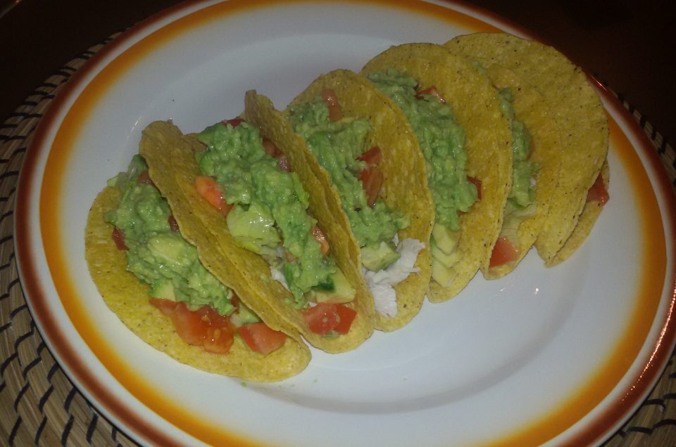Taco con pollo e salsa di avocado
