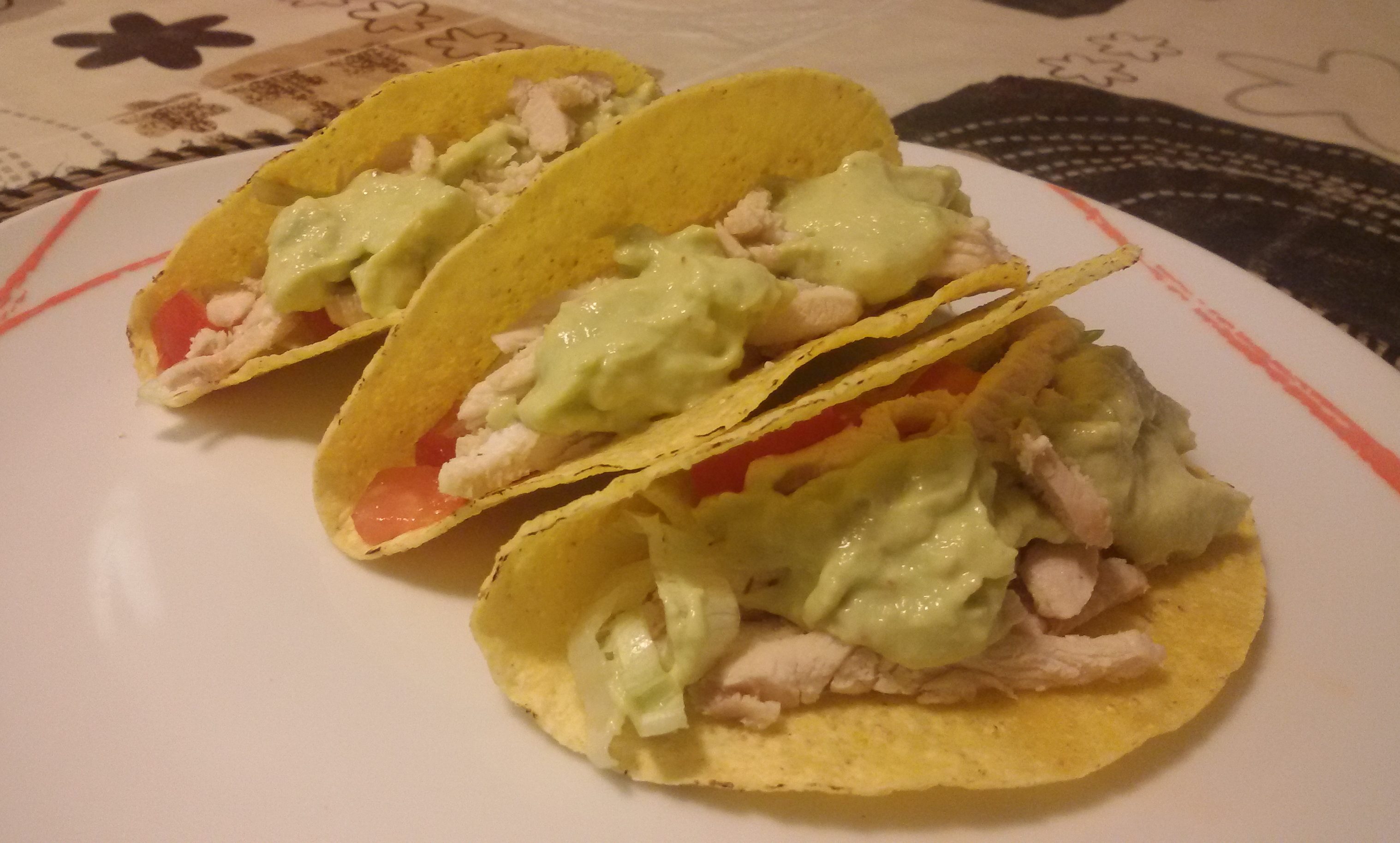 Taco con pollo e salsa guacamole