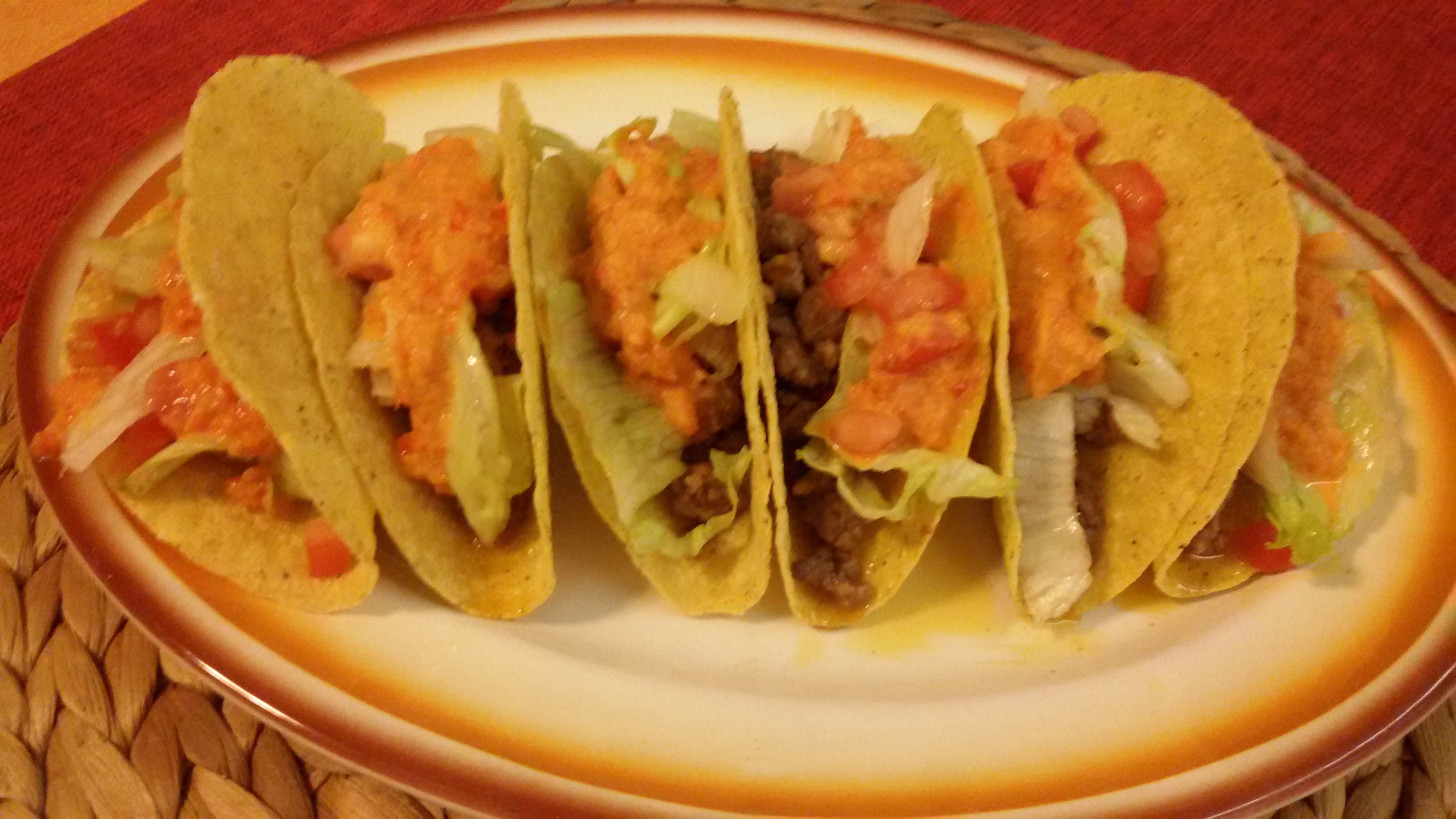 Taco ripieni di macinato con salsa piccante ai peperoni