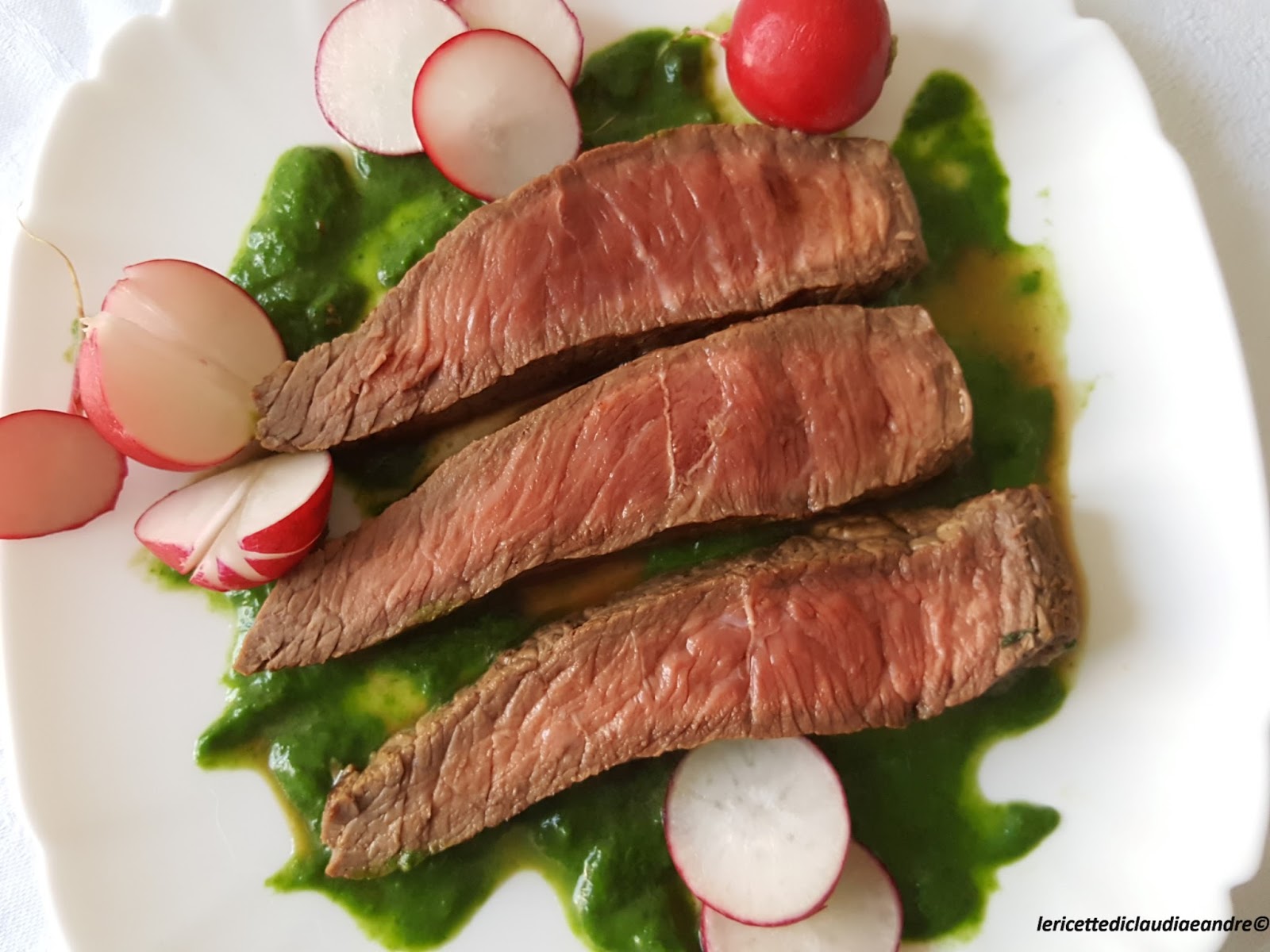Tagliata di manzo su crema di foglie di ravanelli