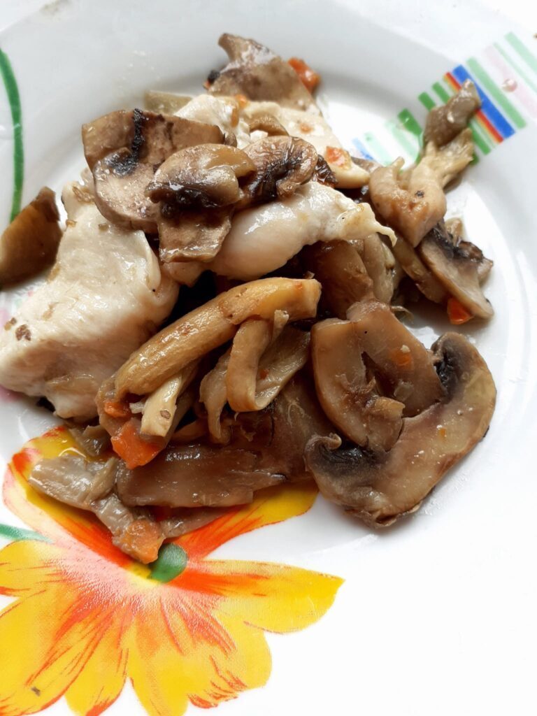 Tagliata di pollo con mix di funghi
