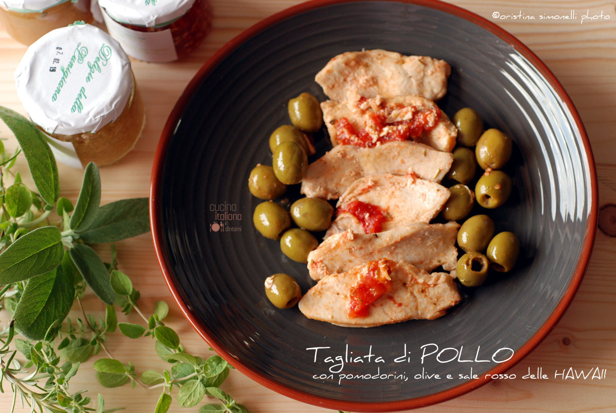 Tagliata di pollo con olive, pomodorini e sale rosso delle hawaii
