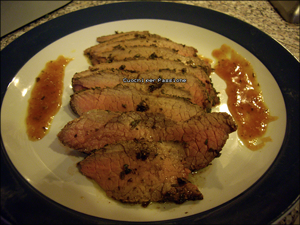 Tagliata di roast beaf con marmellata agrodolce di pomodori